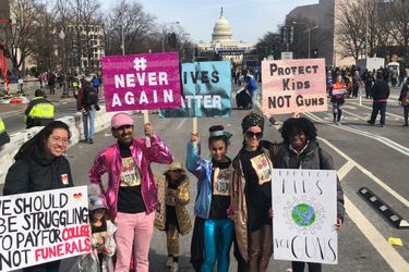 De nombreux jeunes sont descendues samedi dans la rue pour une manifestation historique contre les armes à feu. Ici des manifestants à Washington. 