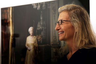 Annie Leibovitz, en 2008, devant sa photographie d&#039;Elizabeth II à la National Portrait Gallery. 