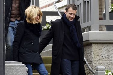 Emmanuel et Brigitte Macron sortent de leur maison au Touquet, dimanche à la mi-journée.