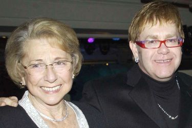 Elton John aux côtés de sa mère en 2002.