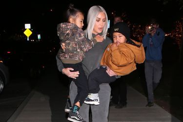 Kim Kardashian et ses enfants North et Saint, à Los Angeles, le 23 décembre 2017