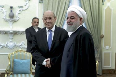 Jean-Yves Le Drian avec Hassan Rohani, le président iranien, lundi.