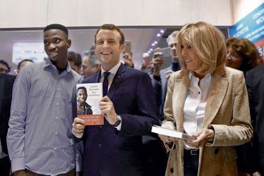 Avec Emmanuel et Brigitte Macron, au Salon du livre, le 15 mars, où Kouamé a présenté "Revenu des ténèbres" (XO éditions).