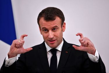 Emmanuel Macron lors d&#039;une conférence de presse en Inde, lundi, où il a répondu aux critiques de François Hollande.