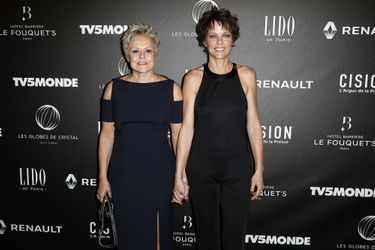 Muriel Robin et sa compagne lors de la cérémonie des Globes de Cristal au Lido à Paris, le 12 février dernier. 
