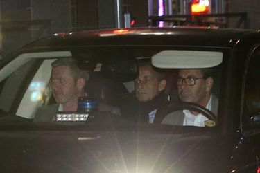 Nicolas Sarkozy quittant l'office anticorruption à Nanterre , mercredi soir. 