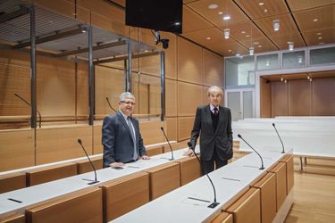 Robert Badinter, 89 ans (à dr.), et Jean-Michel Hayat, 62 ans,  dans la salle des « grands procès » : deux box peuvent y accueillir trente prévenus.  