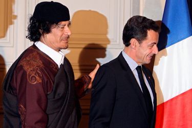 Mouammar Kadhafi et Nicolas Sarkozy à l&#039;Elysée en décembre 2007.