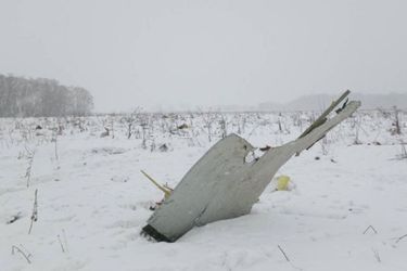 Un morceau de l&#039;Antonov russe après son crash dimanche, près de Moscou.  