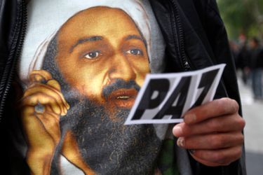 Un homme revêtu d&#039;un tee-shirt à l&#039;effigie de Ben Laden pendant une manifestation contre l&#039;OTAN en novembre 2010.