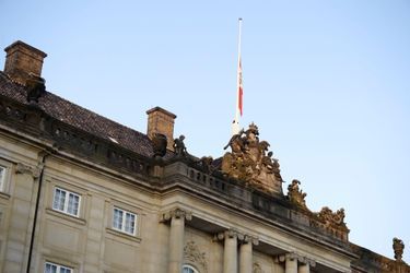 Le drapeau du Danemark est en berne au Amalienborg Palace de Copenhague.