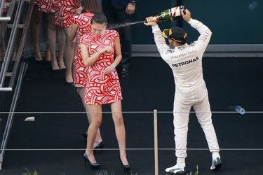 Ici, Lewis Hamilton fête sa victoire en arrosant des grid girls au Grand Prix de Chine en 2015.
