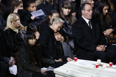 Jean Reno aux côtés de Laeticia Hallyday, Jade et Joy lors des obsèques de Johnny Hallyday, à l&#039;église de la Madeleine. 