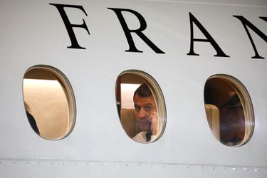 Emmanuel Macron à bord d&#039;un Falcon 7X présidentiel, lors d&#039;un précédent voyage, le 22 décembre, à Niamey, au Niger.