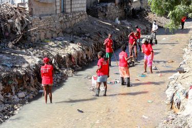 En novembre 2010, en Haïti, des Haïtiens employés par Oxfam pour des travaux d&#039;entretien.
