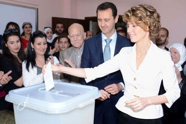 Bachar Al-Assad et sa femme Asma lors de l&#039;élection présidentielle syrienne de 2014. 