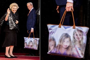 L&#039;ex-reine Beatrix des Pays-Bas et son sac à l&#039;effigie de ses petites-filles les princesses Catharina-Amalia, Alexia et Ariane à Amsterdam le 16 janvier 2018