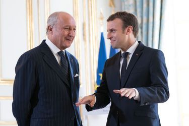 Laurent Fabius discute avec Emmanuel Macron à l'Elysée le 6 novembre 2017.