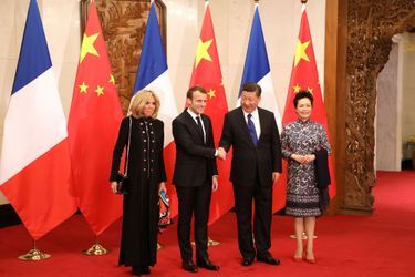Emmanuel et Brigitte Macron rencontrent Xi Jinping et son épouse Peng Liyuan , lundi à Pékin. 
