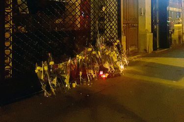 A l'endroit où a été tué l'adolescent, les habitants du quartier sont venus déposer des fleurs et des bougies. 