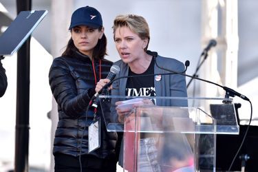 Mila Kunis and Scarlett Johansson lors de la "Marche des femmes" à Los Angeles samedi. 