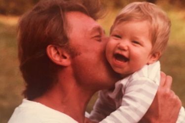 Laura Smet a publié sur Instagram une magnfique photo d'elle, bébé tenus dans les bras de son père.