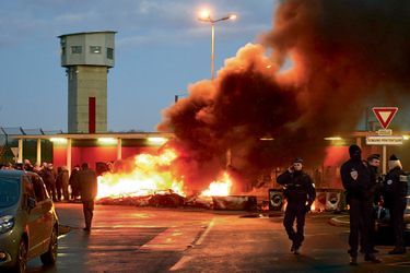 Le 16 janvier, devant la prison de Vendin-le-Vieil (Pas-de-Calais). Cinq jours après l’attaque, la colère des gardiens ne faiblit pas