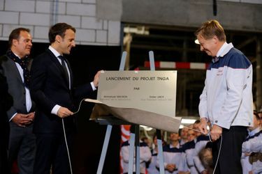 Emmanuel Macron, lundi à Toyota Onnaing, dévoilant une plaque pour célébrer l'événement.