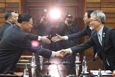La poignée de main entre les représentants des deux Corées. 