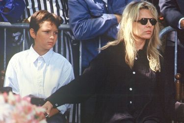 France Gall et son fils Raphaël lors de l'enterrement de Michel Berger en 1992.