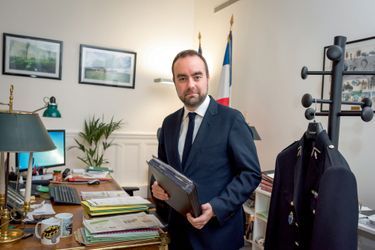 A 31 ans, le lieutenant de réserve de la gendarmerie nationale est le plus jeune membre du gouvernement.