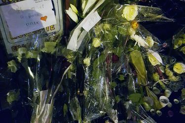 Rue de la Roquette, de nombreuses fleurs, messages et bougies rendent hommage à Hismaël. 