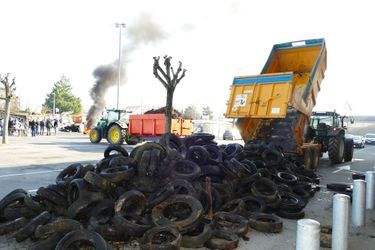Un camion déverse des pneus sur un parking de supermarché, à Niort (Deux-Sèvres). 