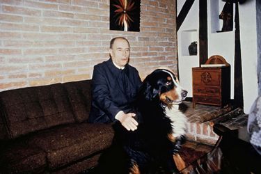 François Mitterrand et son chien à Latché en 1988.