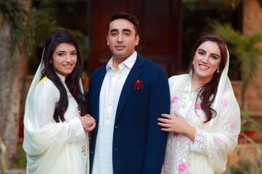 Sa mère est morte quand il avait 19 ans et étudiait à Oxford. Son père, ex-président, est accusé de corruption mais, au Pakistan, Bilawal peut compter sur l’engagement de ses deux soeurs, Asifa et Bakhtawar.