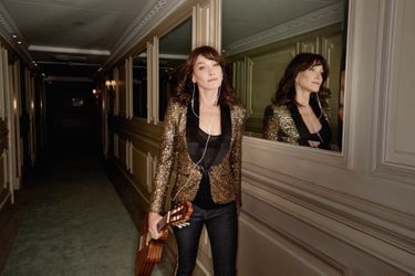 Jamais sans sa guitare, même dans les couloirs du Meurice. Carla sera en concert le 23 mai au théâtre des Champs-Elysées, à Paris. 