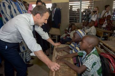 Emmanuel Macron visite une école à Ouagadougou, au Burkina Faso, le 29 novembre.