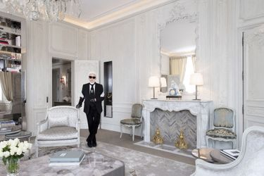 Dans le grand salon, Karl est près d’une bergère Louis XVI au même motif gaufré que celui des chaises du mariage de Marie Antoinette et du dauphin. La table basse dessinée par le maître est en marqueterie de cristal de roche.
