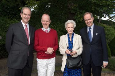 Le prince François d&#039;Orléans (en pull-over rouge) avec sa mère et ses frères les princes Eudes et Jean, à Dreux le 26 juin 2015