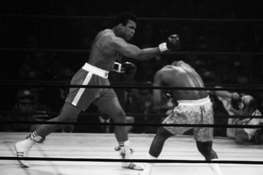 Mohamed Ali (à gauche), lors du premier match face à Joe Frazier