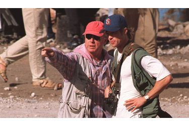 Tony Scott aux côtés de Brad Pitt sur le tournage de «Spy Game», en 2000.