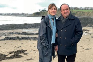 Julie Gayet et François Hollande à Saint-Pair-sur-Mer (Manche). Le caban que porte l&#039;ancien président est un cadeau de sa compagne.