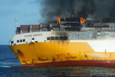 Des conteneurs brûlent sur le pont du «Grande America», lundi 11 mars, sur ce cliché fourni par la Marine nationale.