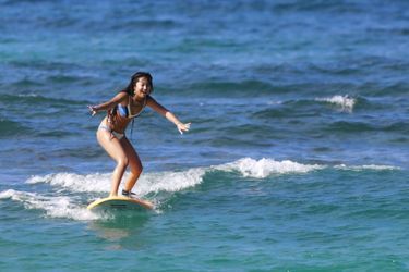 Jade Hallyday fait du surf sur la plage de Lorient à Saint-Barthélemy le 18 février 2019