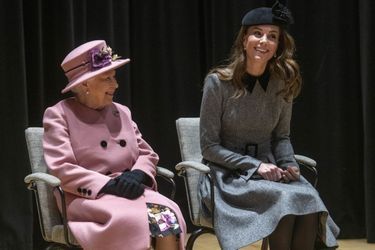 La reine Elizabeth II et Kate Middleton en visite au King's College de Londres le 19 mars 2019