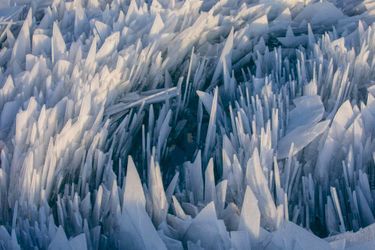 Les écailles de glace photographiées par Joel Bissell sur le lac Michigan.