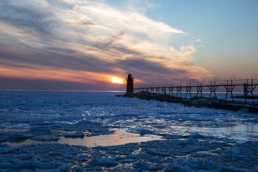 Les écailles de glace photographiées par Joel Bissell sur le lac Michigan.