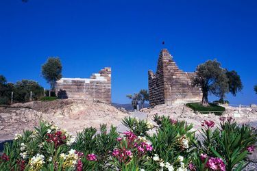 Les ruines du tombeau de Mausole, à Halicarnasse, en Carie (Turquie actuelle).