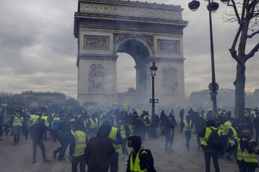 L'acte 18 des "gilets jaunes" à Paris, perturbé par des casseurs et pilleurs. 
