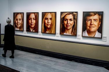 Portraits de la reine Maxima, du roi Willem-Alexander des Pays-Bas et de leurs filles, exposés à La Haye le 15 février 2019